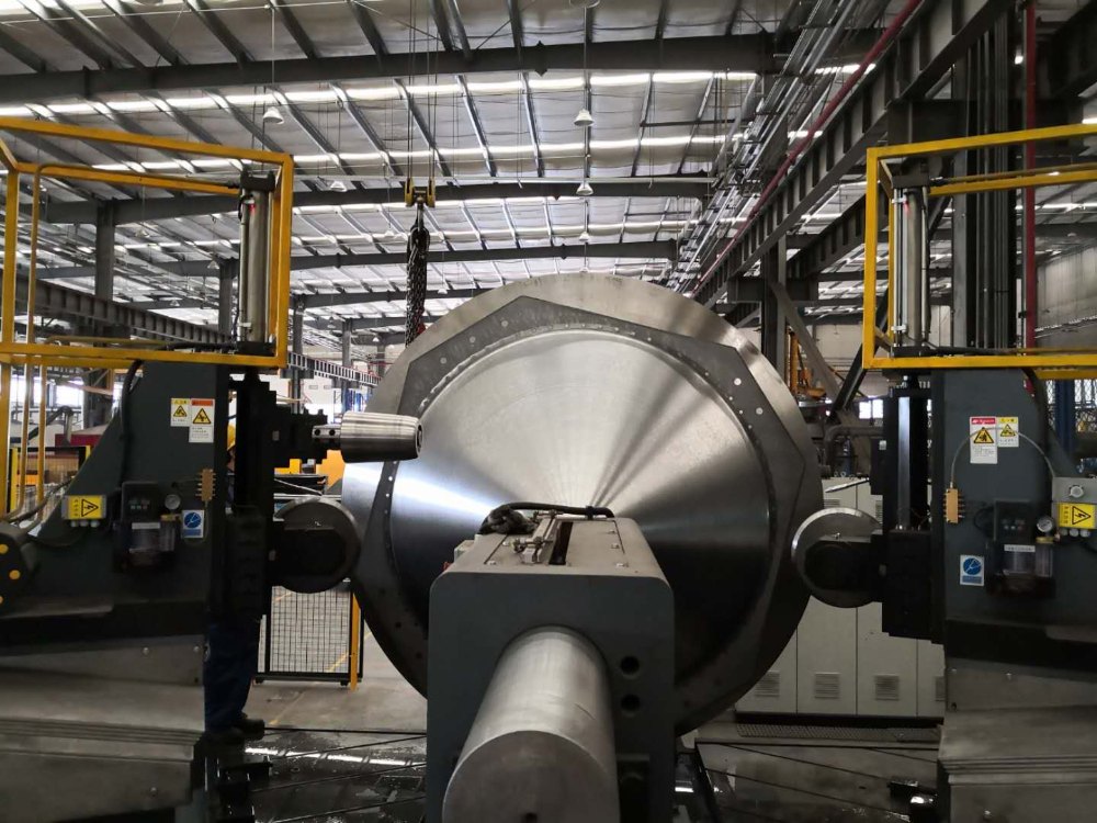 Heavy-duty CNC spinning machine for shearing and spinning cones